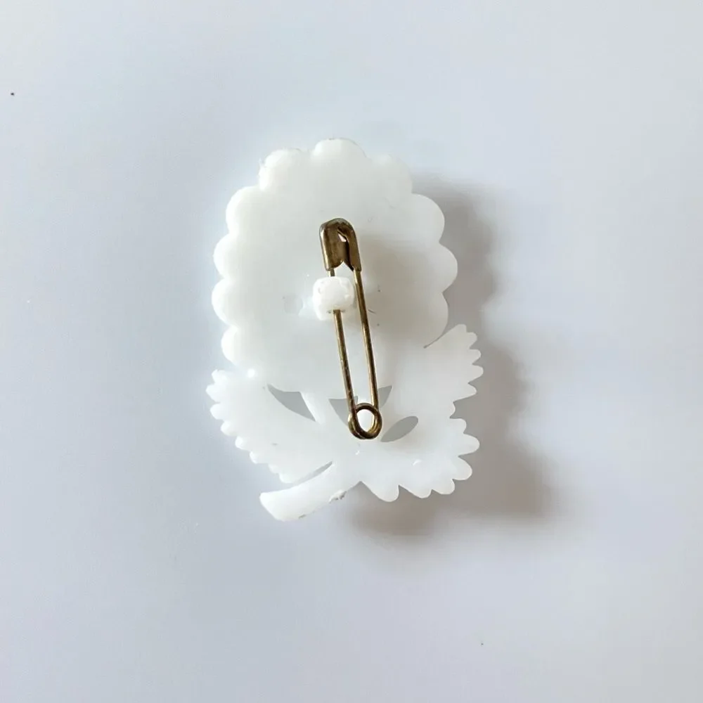 Vintage 60’s Plastic Flower Pin